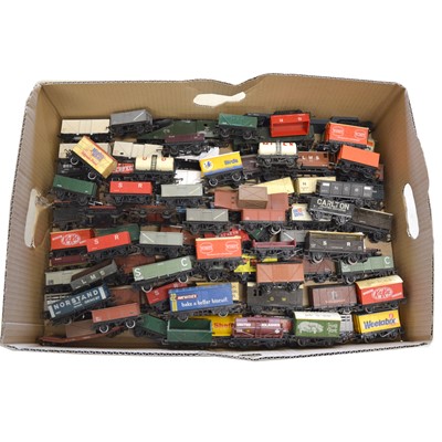 Lot 179 - A tray of roughly sixty OO gauge rolling stock