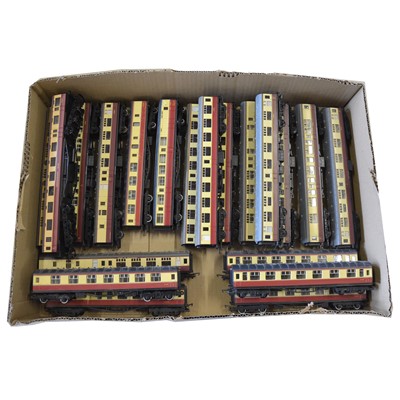 Lot 204 - Twenty Hornby OO gauge passenger coaches