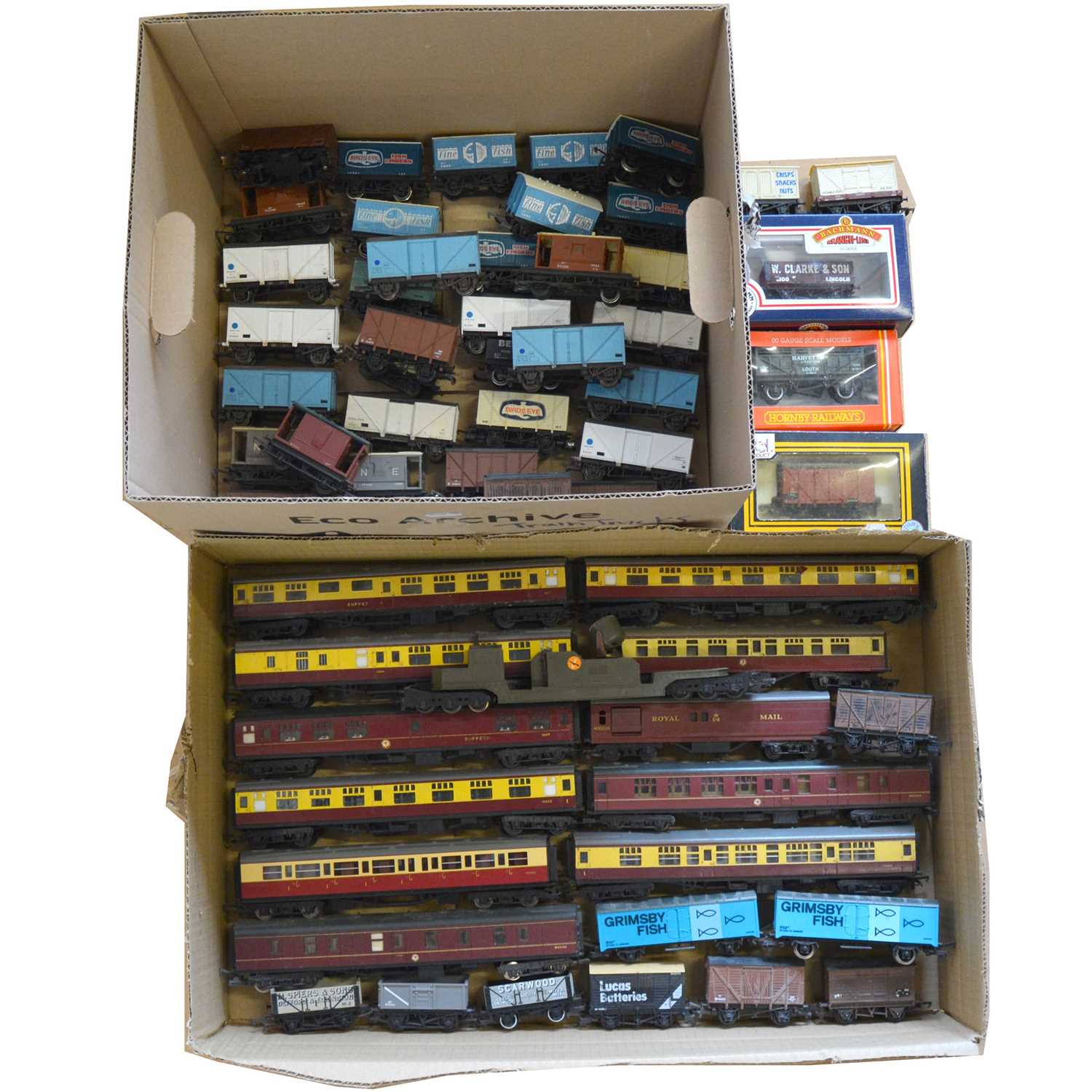 Lot 135 - A tray of OO gauge rolling stock