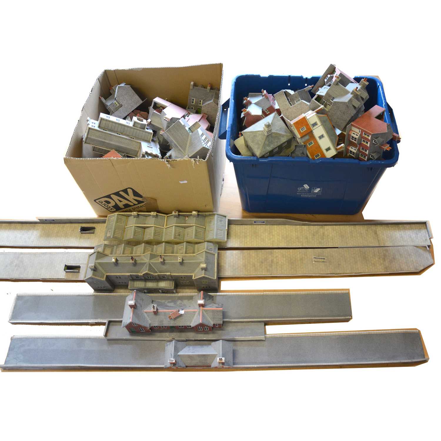 Lot 120 - Two trays of OO gauge trackside buildings and accessories