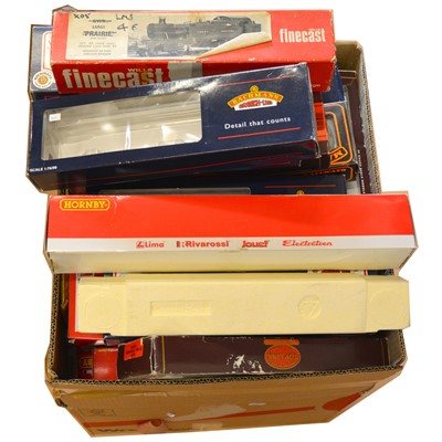 Lot 183 - A box of OO gauge model railway boxes