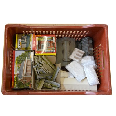 Lot 146 - A box of Hornby Skaledale buildings, some boxed