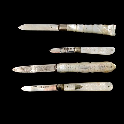 Lot 515 - A collection of 4 early 20th century mother of pearl handled fruit knives.