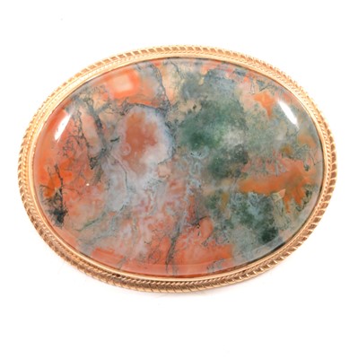 Lot 121 - An oval moss agate brooch.