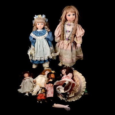 Lot 204 - Small collection of dolls