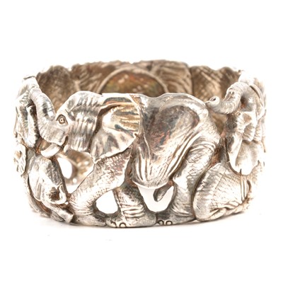 Lot 225 - Patrick Mavros - a silver Elephant napkin ring.