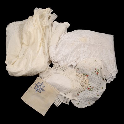 Lot 313 - A quantity of vintage linen and lace.