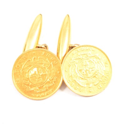 Lot 136 - Catalogue Amendment A pair of gold South African Half Pond coin cufflinks.