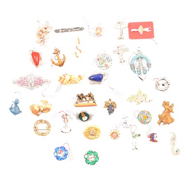 Lot 284 - Thirty-three vintage costume  jewellery brooches.