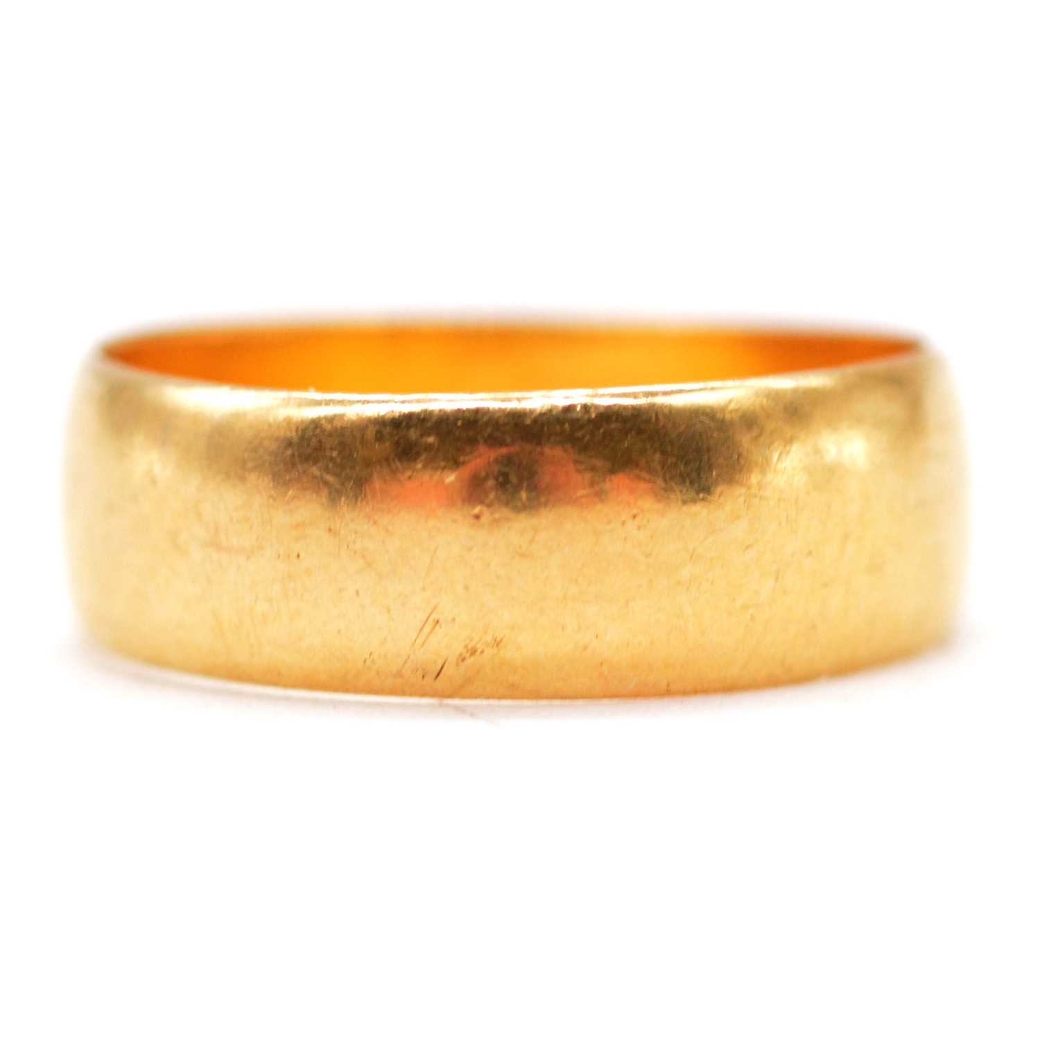 Lot 100 - A 22 carat gold wedding band.