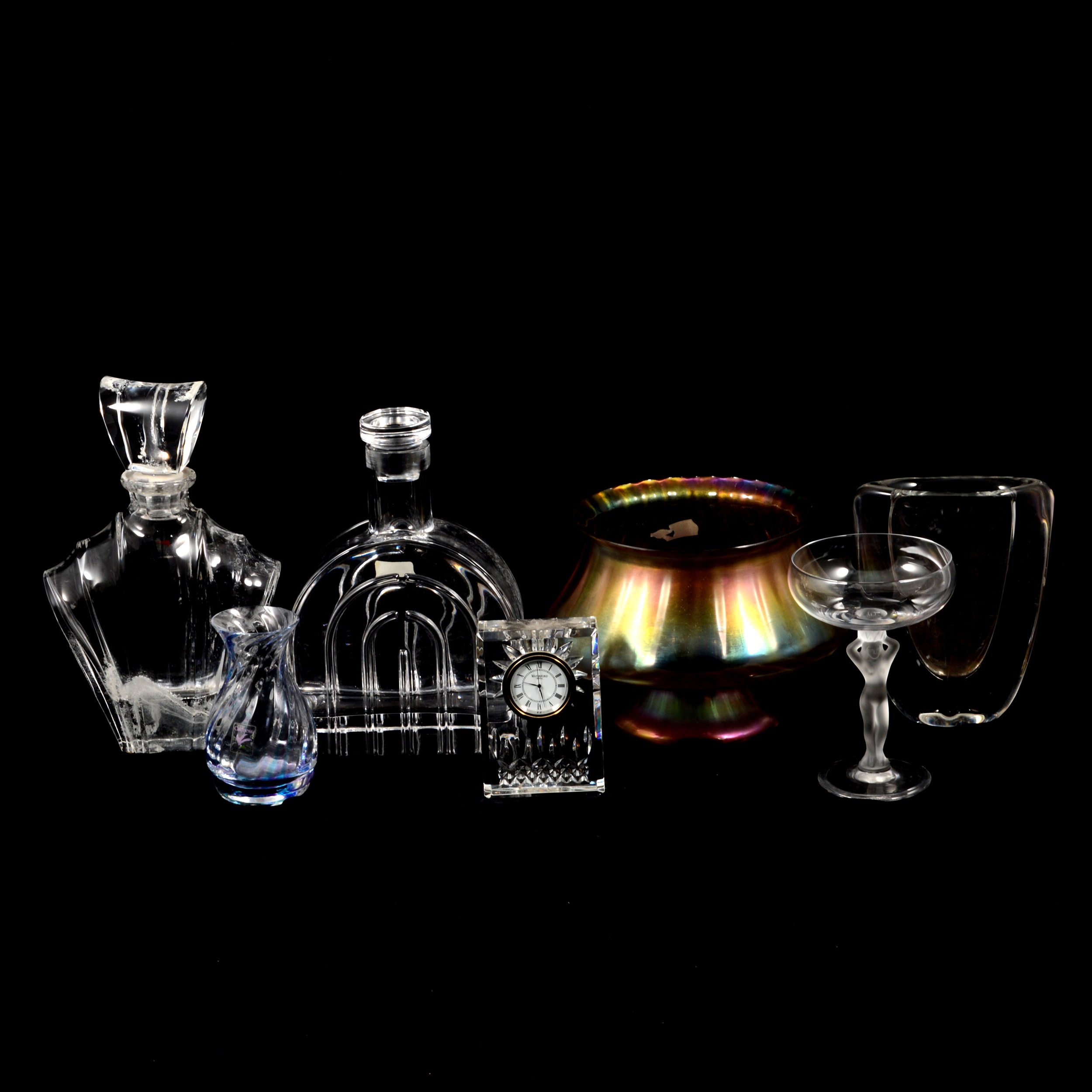 Lot 37 Quantity of modern decorative glassware