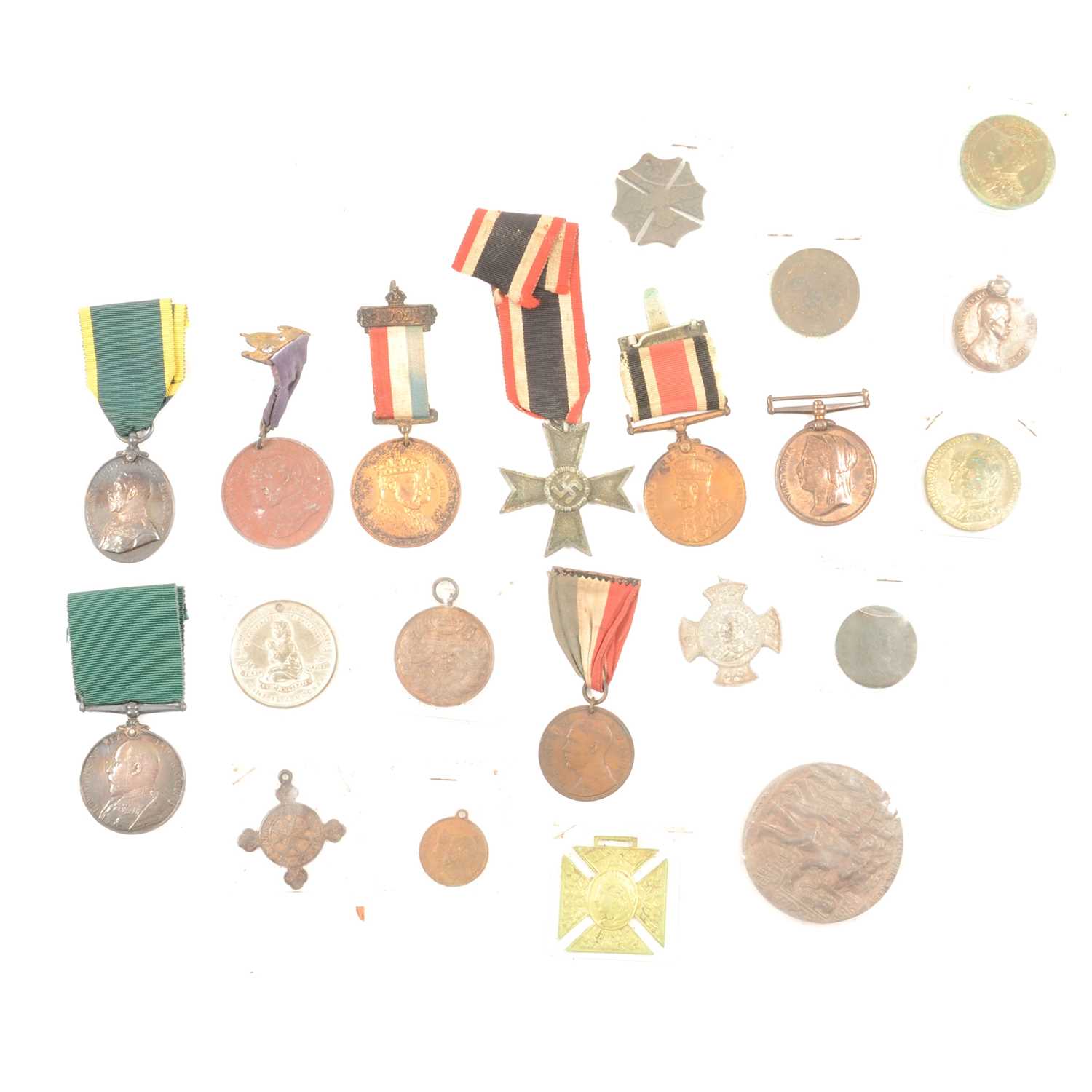 Lot 179 - Medals and badges,