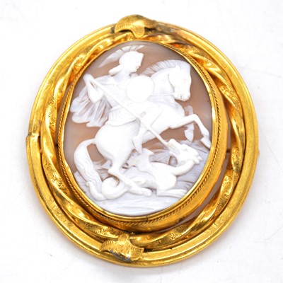 Lot 253 - An oval carved shell cameo brooch.