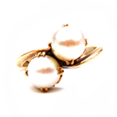 Lot 74 - A cultured pearl crossover ring.