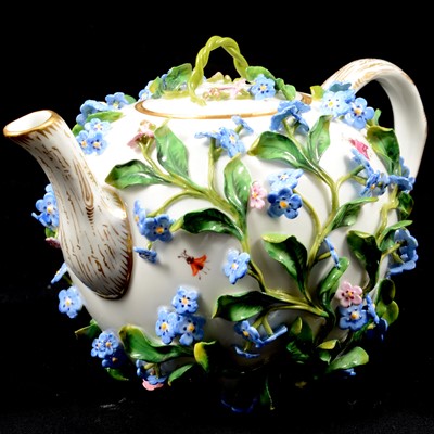 Lot 47 - Meissen teapot