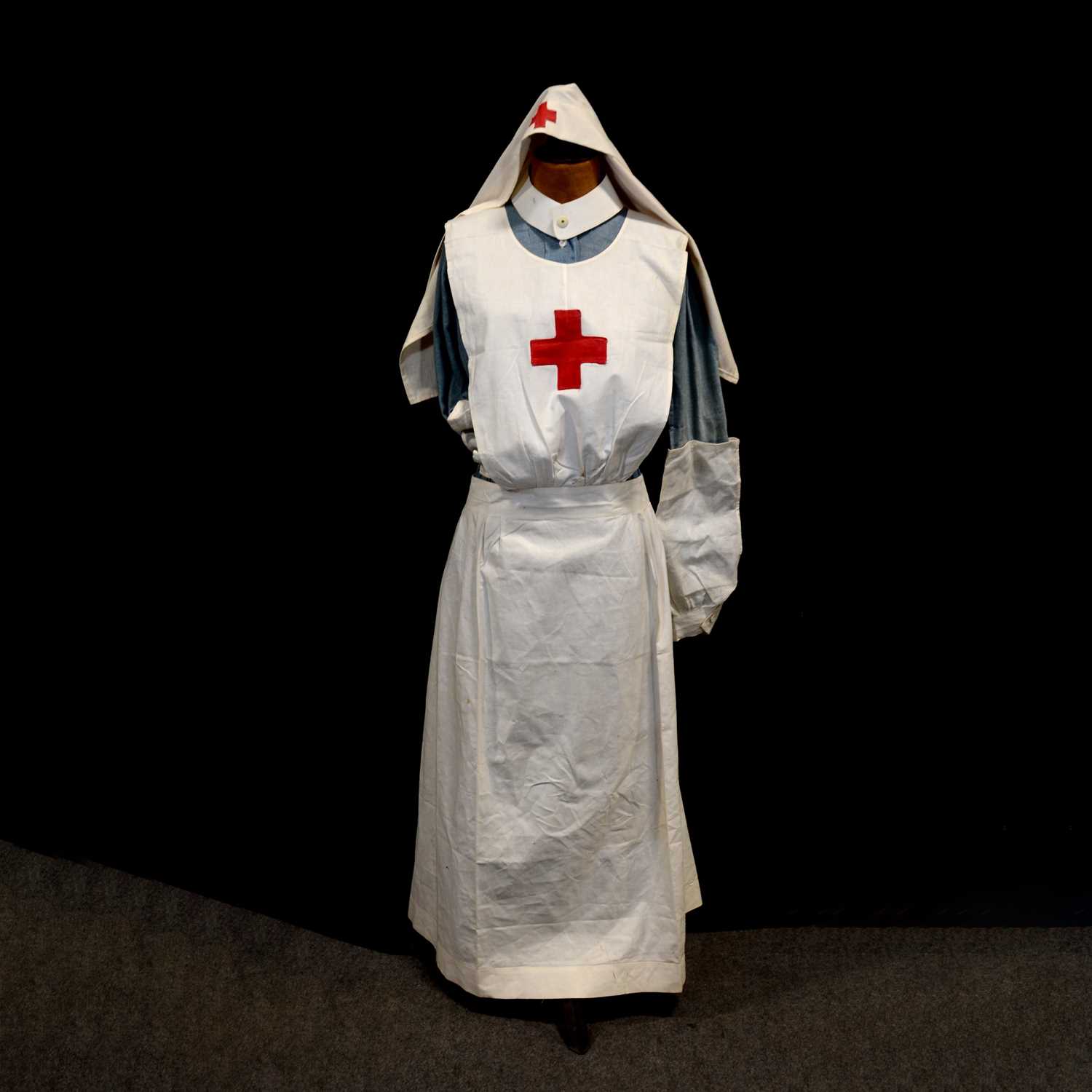 Lot 200 - WWI Red Cross Nurse uniform