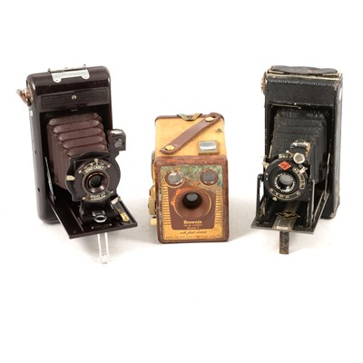 Lot 128 - Two trays of of vintage folding and box cameras, including Zeiss Ikon