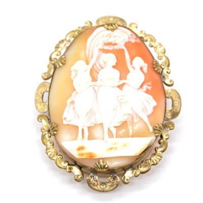 Lot 254 - An oval carved shell cameo brooch.