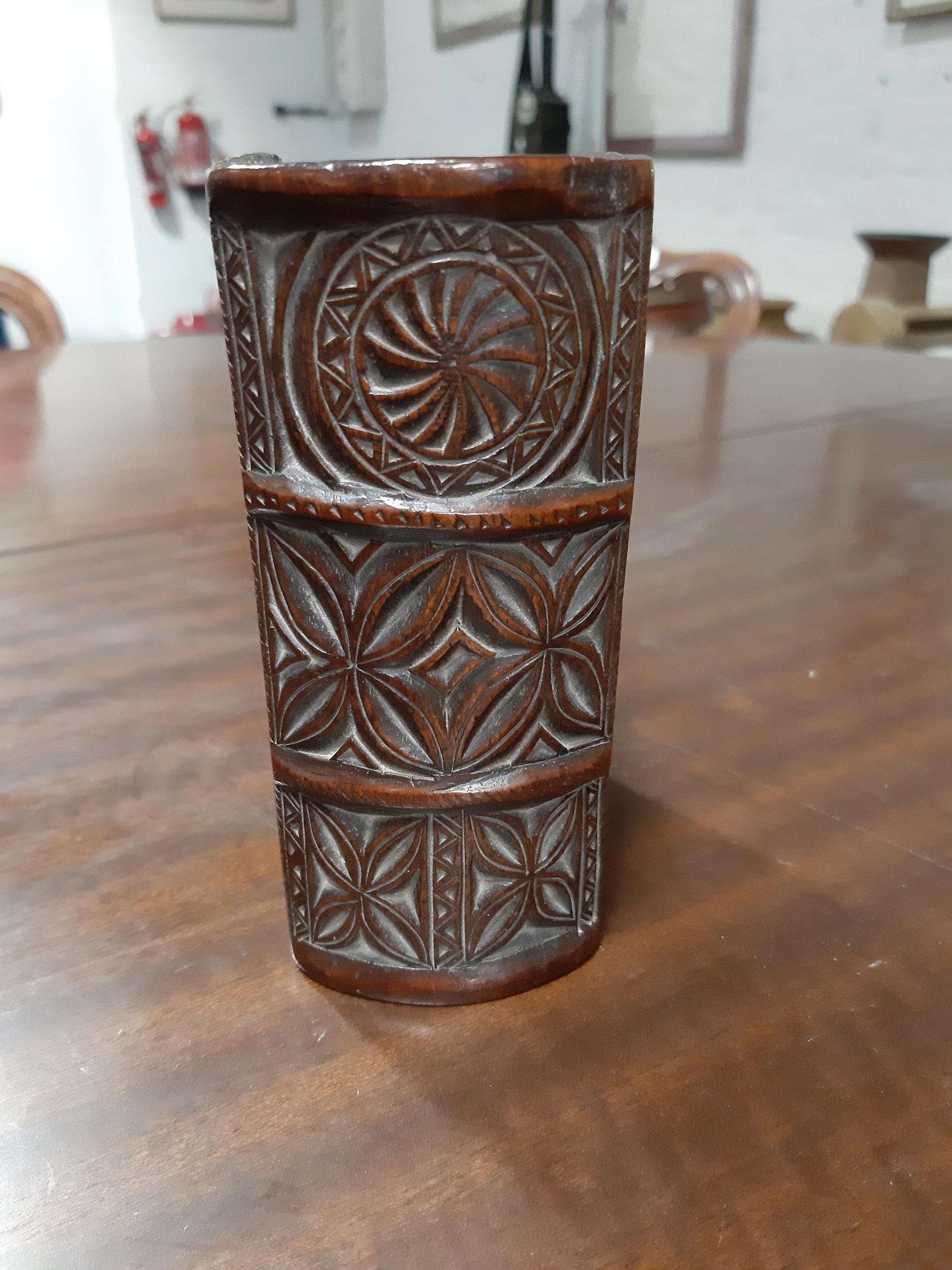 Lot 107 - Treen box