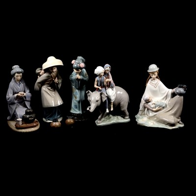 Lot 8 - Five Lladro figurines