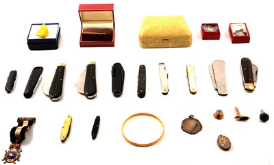 Lot 246 - Small quantity of pen knives and costume jewellery.