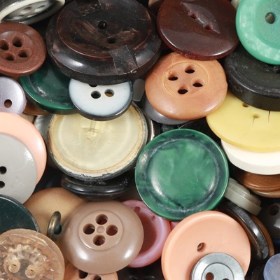 Lot 99 - Small quantity of vintage buttons.