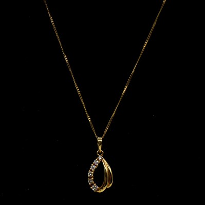 Lot 194 - A diamond pendant and chain.