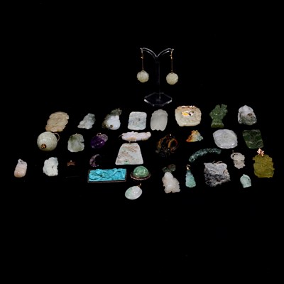 Lot 142 - Collection of carved Chinese stone pendants, jewellery, etc