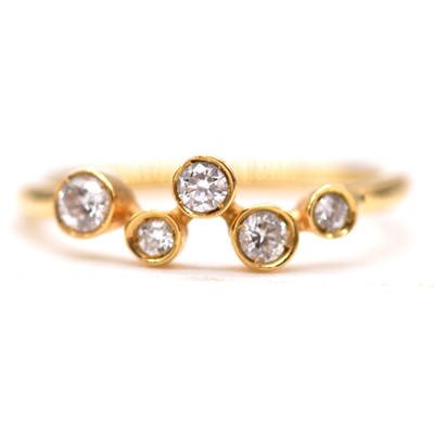 Lot 33 - A five stone diamond bubble ring.