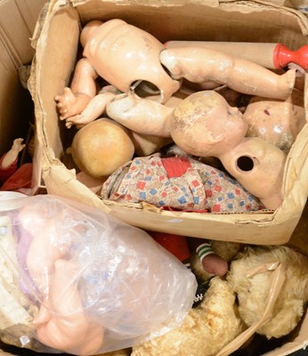 Lot 147 - A quantity of vintage dolls and bears