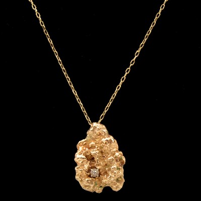 Lot 213 - A 9 carat yellow gold molten finish pendant with small diamond and chain.