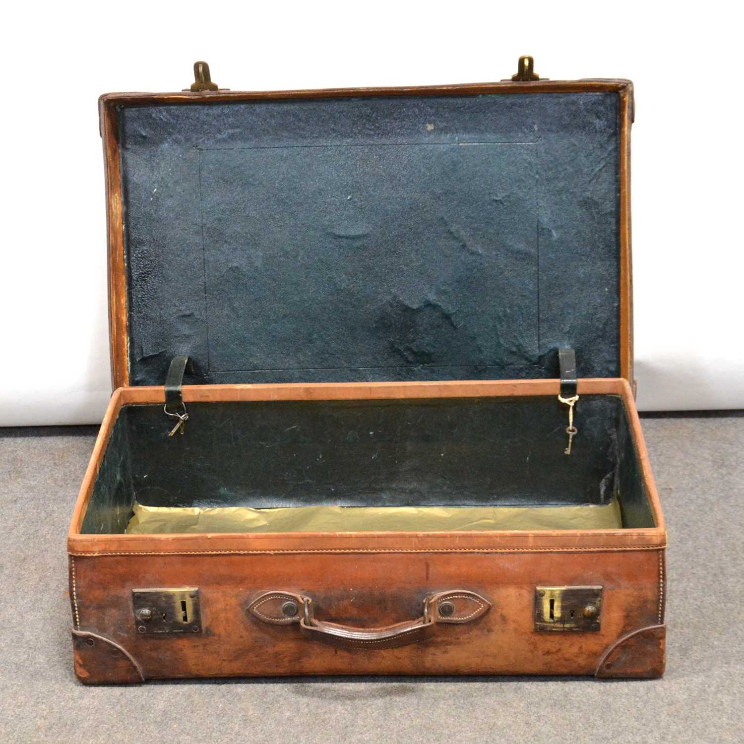 Lot 478 - Finnigans of London leather suitcase with key.
