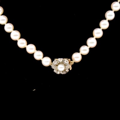 Lot 185 - A non-graduated cultured pearl necklace with diamond set clasp.