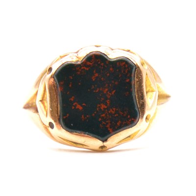 Lot 96 - A 15 carat gold bloodstone signet ring.