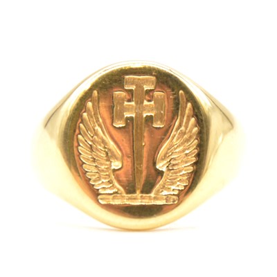 Lot 94 - An 18 carat yellow gold signet ring with intaglio crest.