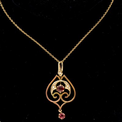 Lot 212 - A garnet topped doublet and seed pearl pendant on trace link chain.