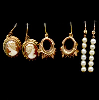 Lot 131 - A collection of yellow metal earrings, chains and other items.