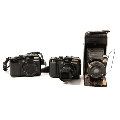 Lot 186 - Vintage cameras including Leica II model D camera.