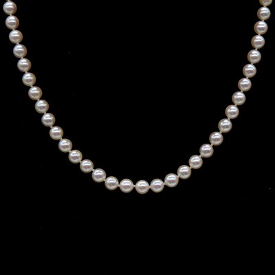 Lot 184 - A cultured pearl necklace.