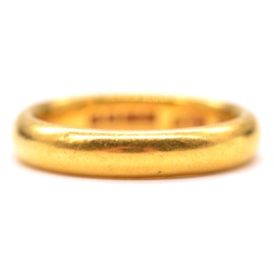 Lot 100 - A 22 carat yellow gold wedding band.