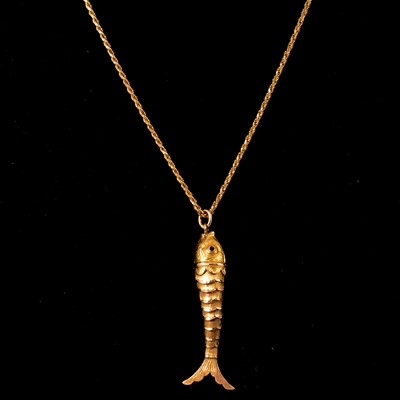 Lot 205 - An articulated fish pendant and chain.