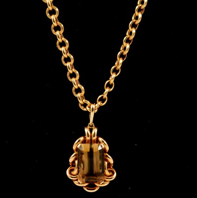 Lot 169 - A smoky quartz pendant and chain.