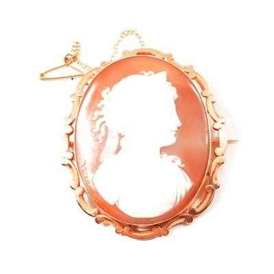 Lot 239 - An oval carved shell cameo brooch.