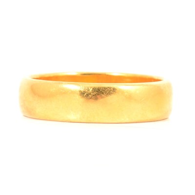 Lot 122 - A 22 carat yellow gold wedding band.