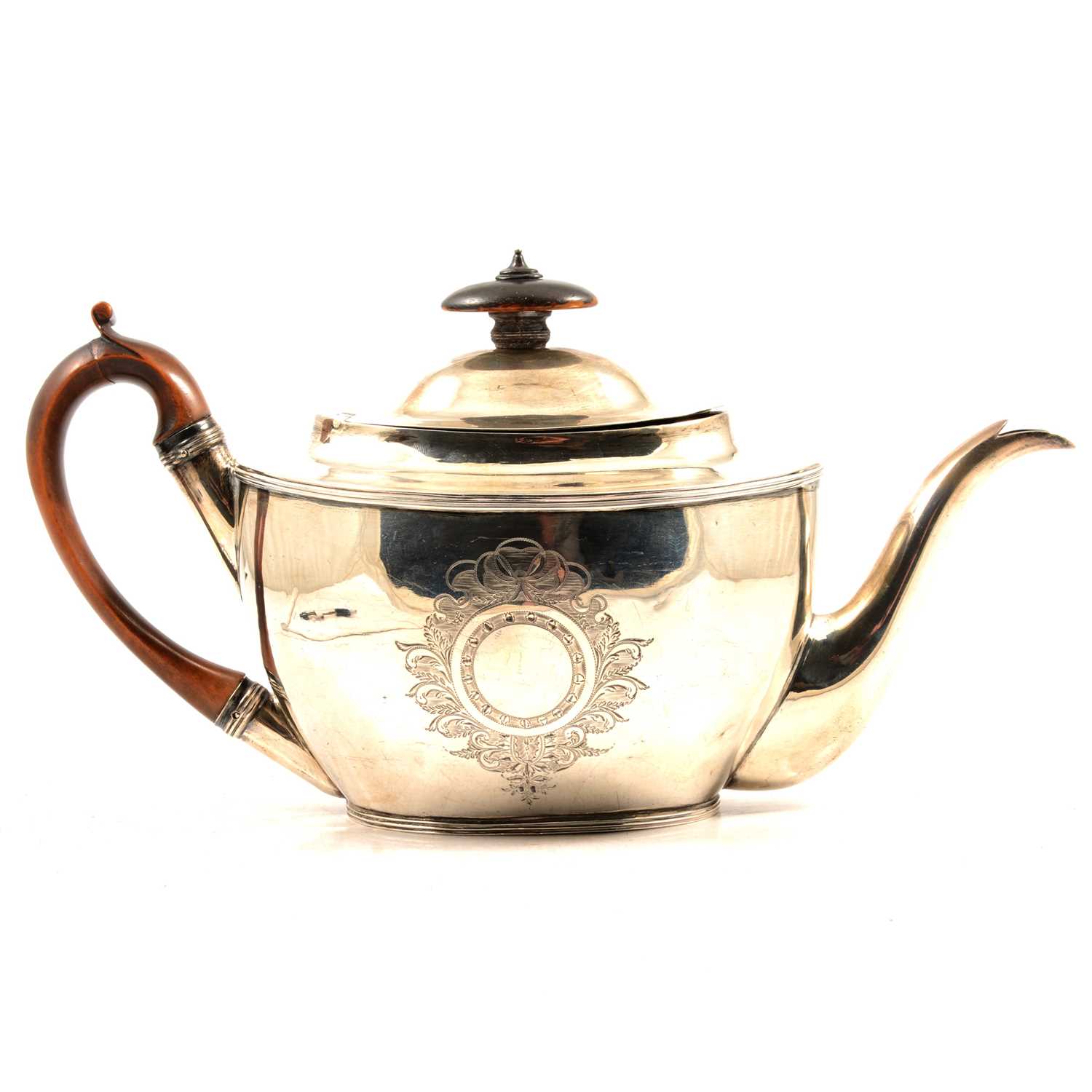 Lot 385 - A George III silver teapot, Duncan Urquhart & Naphtali Hart, London 1807.