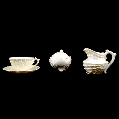 Lot 95 - German lustred tea service, Shell pattern design