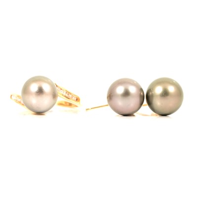 Lot 312 - A modern cultured Tahitian pearl and diamond crossover ring and earrings.