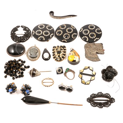 Lot 478 - A collection of vintage jewellery brooches, earrings, pendants.