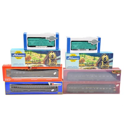 Lot 45 - Nine HO gauge passenger coaches and freight cars