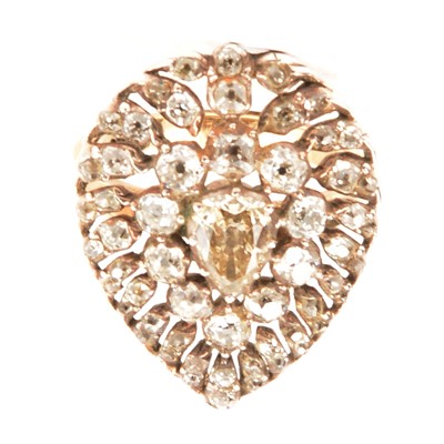 Lot 46 - A large diamond cluster ring.